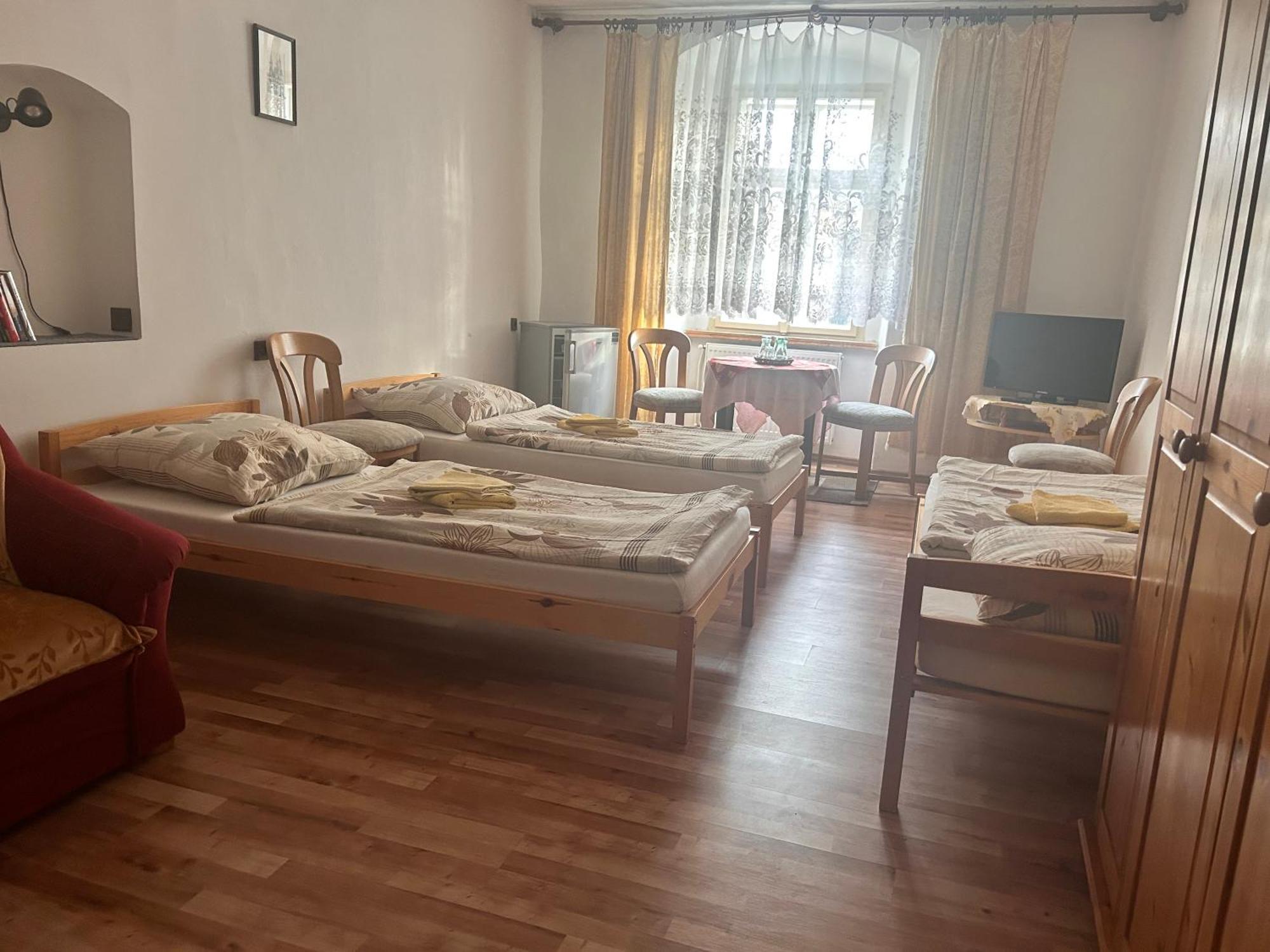 Restaurace A Penzion Podloubi Opočno Extérieur photo